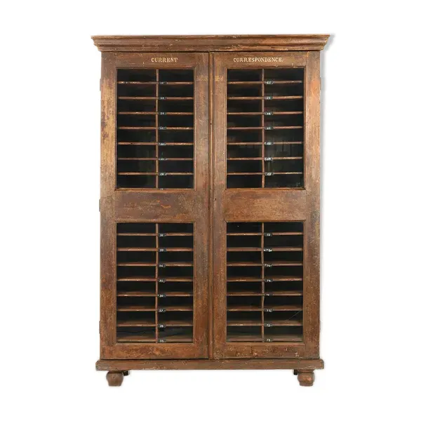 Meuble de trie postal en bois à 80 casiers