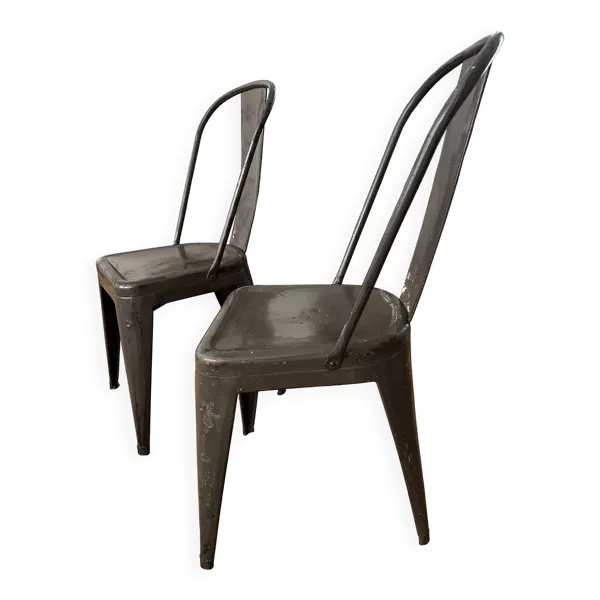 Paire de chaises Tolix modèle A anciennes, dessinées par Xavier Pauchard.