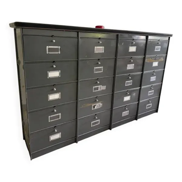 Meuble à casiers en métal