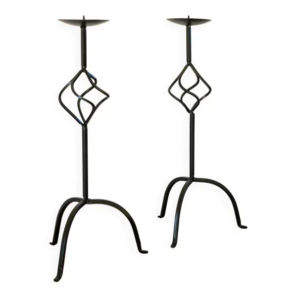 Paire de chandeliers tripodes torsadés en fer Noir, Brutaliste, 1970 - 44 c