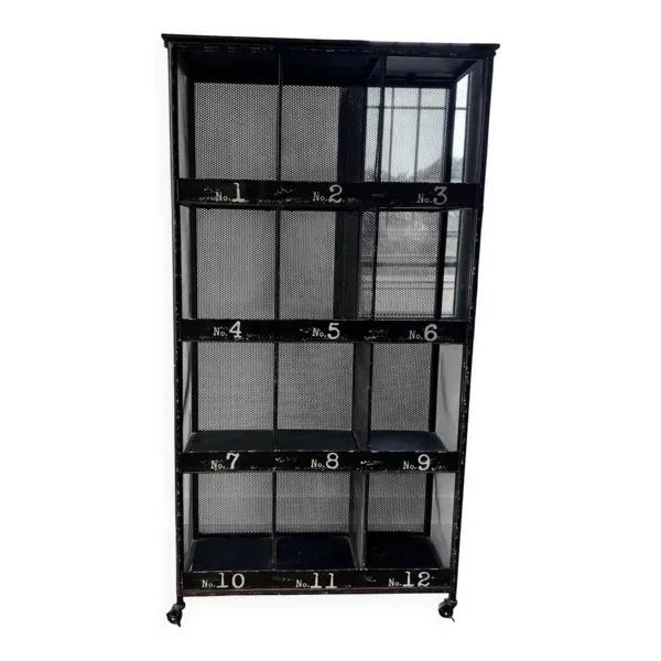 Étagères métalliques