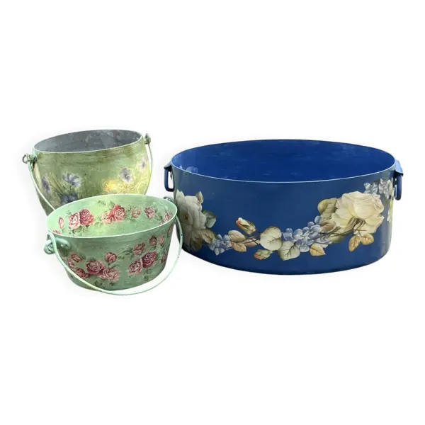 Ensemble de pots de fleurs en métal peint, jardinières en tôle florale, pot en jarre de style français.