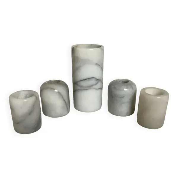 Cinq bougeoirs en marbre