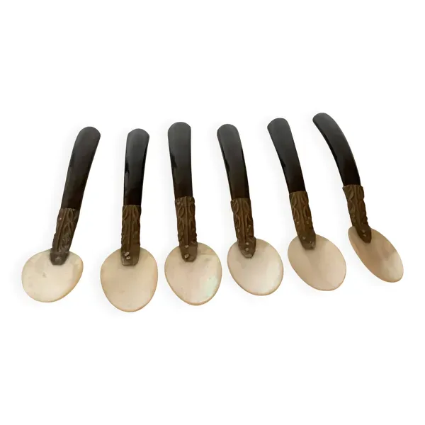 Six cuillères à caviar en nacre anciennes