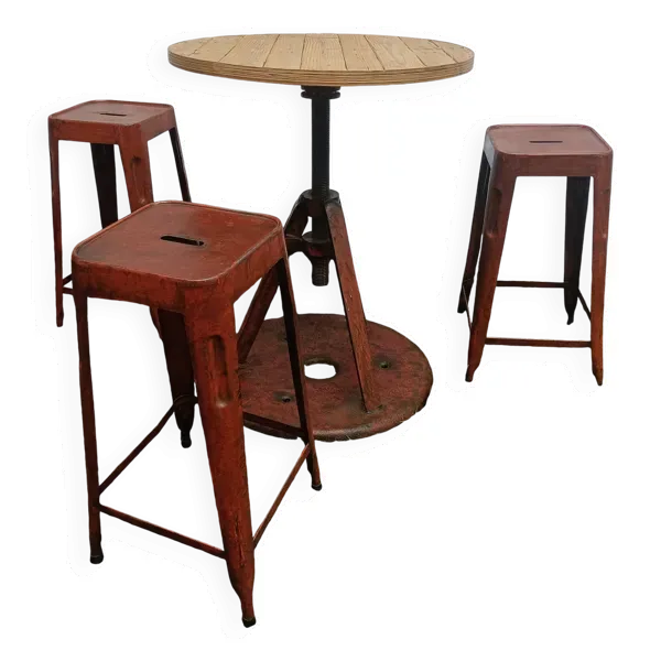 Mange debout, tabourets Tolix