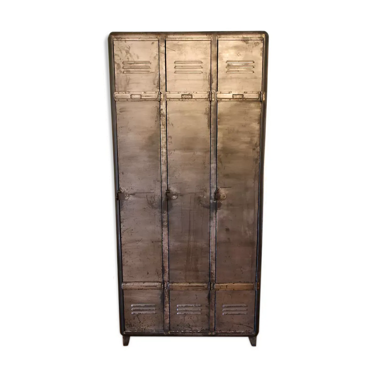 Vestiaire métal industriel aux coins arrondis.