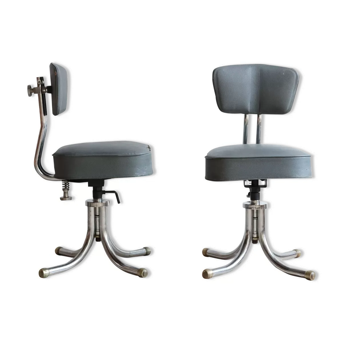 Paire de chaises d'atelier des années 50 en acier chromé et simili cuir