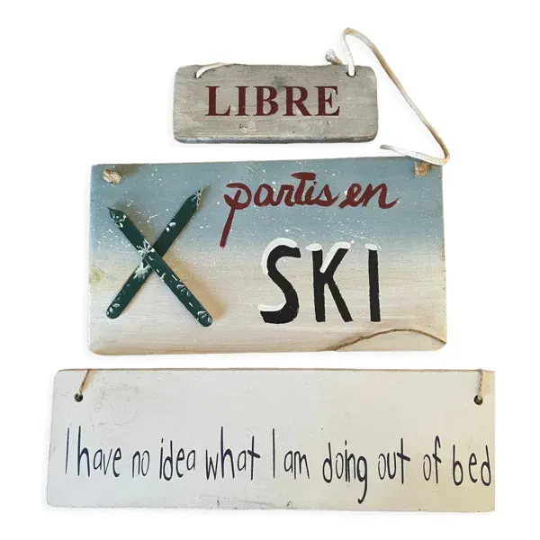 Lot d’enseignes en bois