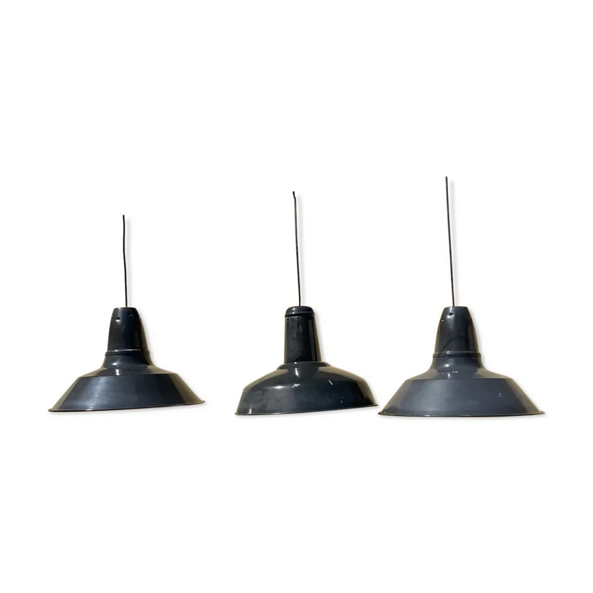 Trois suspensions industrielles en tôle émaillée noire et blanche