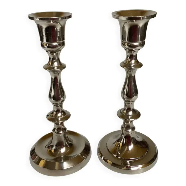 Paire de bougeoirs argentés en métal