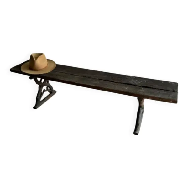 Banc de jardin ancien avec pieds en fonte et assise en bois patiné