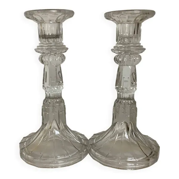 Paire de bougeoirs en verre moulé