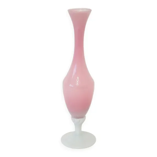 Vase en opaline rose bonbon et pieds blanc travaillé, 1960