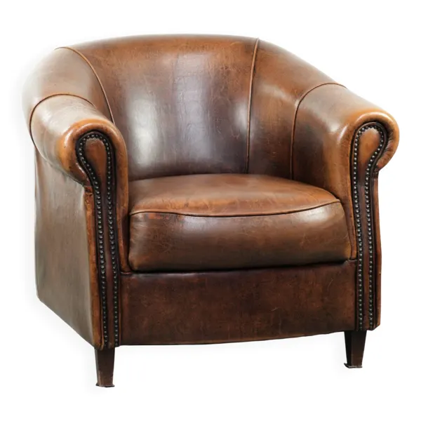 Fauteuil club en cuir de peau de mouton avec un coussin de siège fixe.