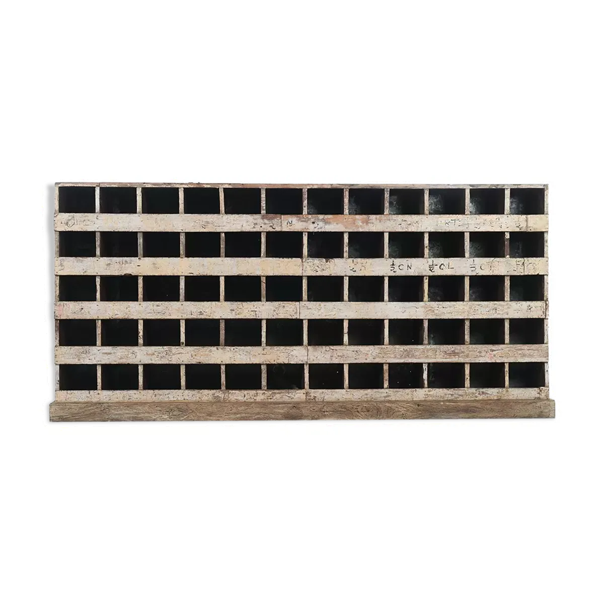 Meuble d’atelier en bois à 60 casiers