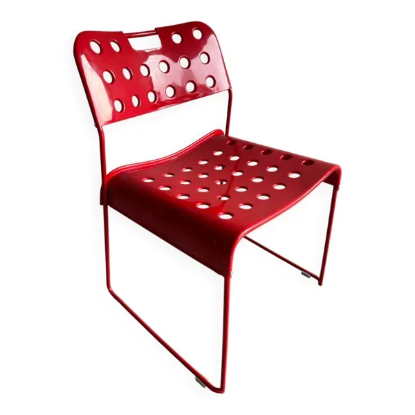 Chaise Omstak en acier thermolaqué rouge, conçue par Rodney Kinsman pour Bieffeplast — design industriel de 1980