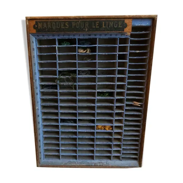 Meuble à casiers “Marques pour le linge”