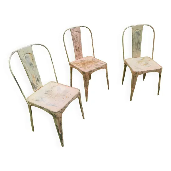 Lot de 3 chaises de jardin empilables de bistrot patinées d'inspiration Tolix du début du XXe siècle