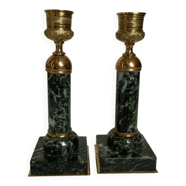 Paire de bougeoirs colonnes en marbre vert laiton