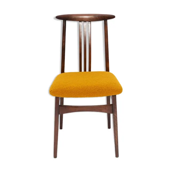 Chaise en hêtre avec revêtement bouclé ocre de style milieu du siècle, M. Zielinski, Europe, 1960s
