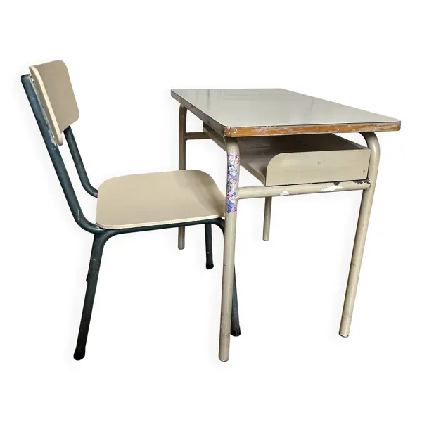 Pupitre d'écolier et sa chaise