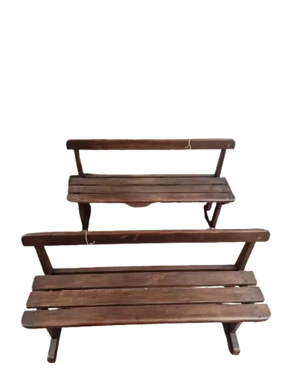 Élégants bancs en bois hêtre massif, au style sobre et intemporel.