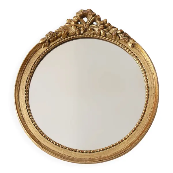 Miroir ovale en bois doré avec un fronton floral de style rococo, milieu du 20e siècle