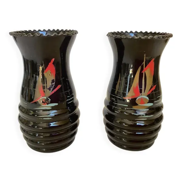 Paire de petits vases opaline noire peinte