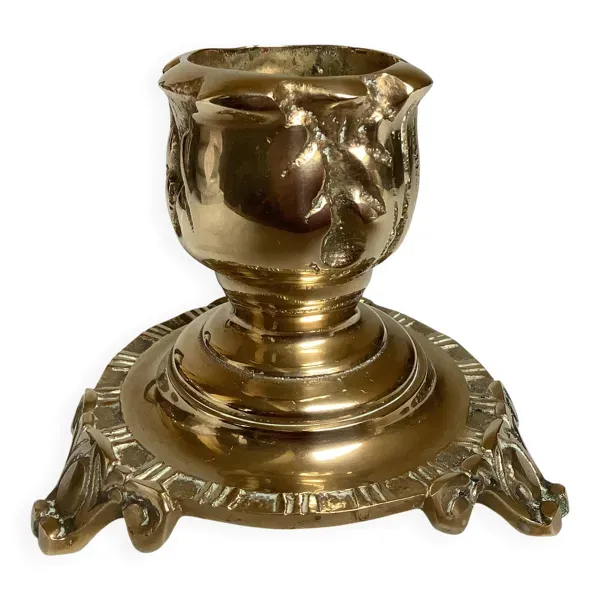 Bougeoir tripode en bronze travaillé