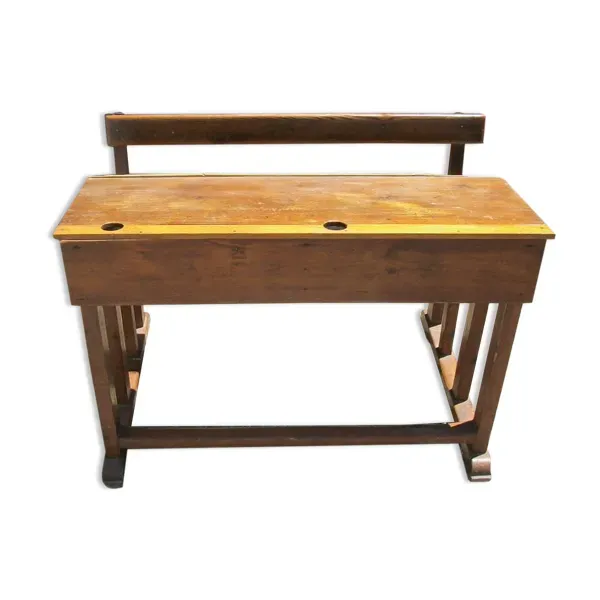 Bureau d'écolier avec banc