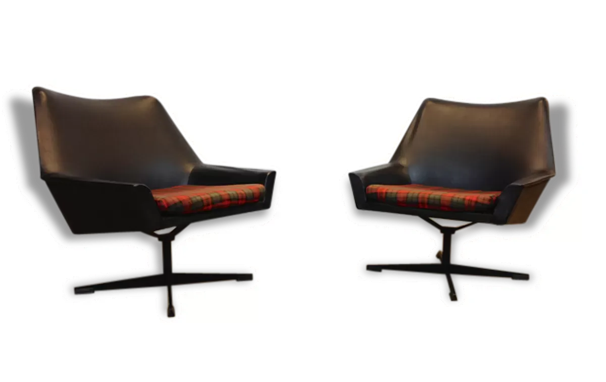 Paire de fauteuils en skai noir 1960
