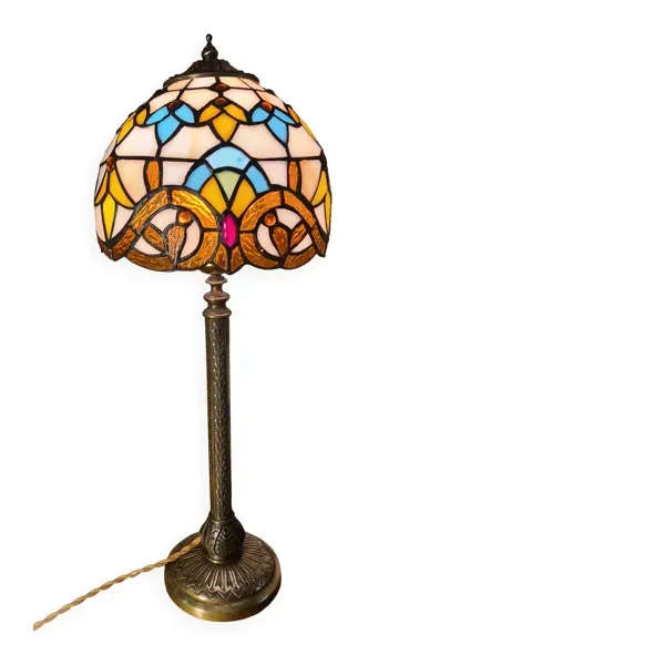 Lampe en bronze ciselé et abat-jour vitrail en verre soudé, 19e siècle
