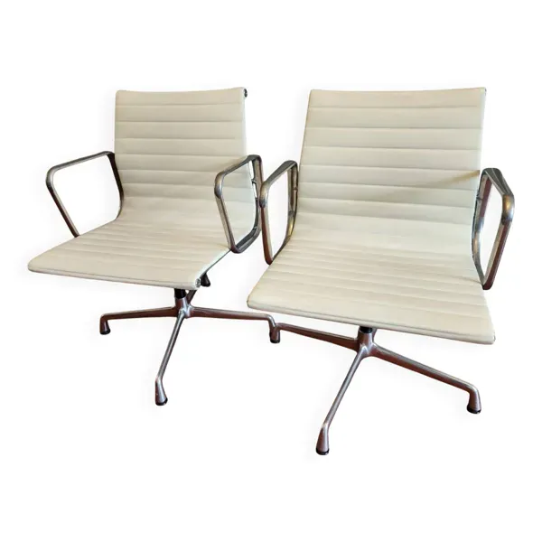 Fauteuil EA 108 Eames édité par Vitra