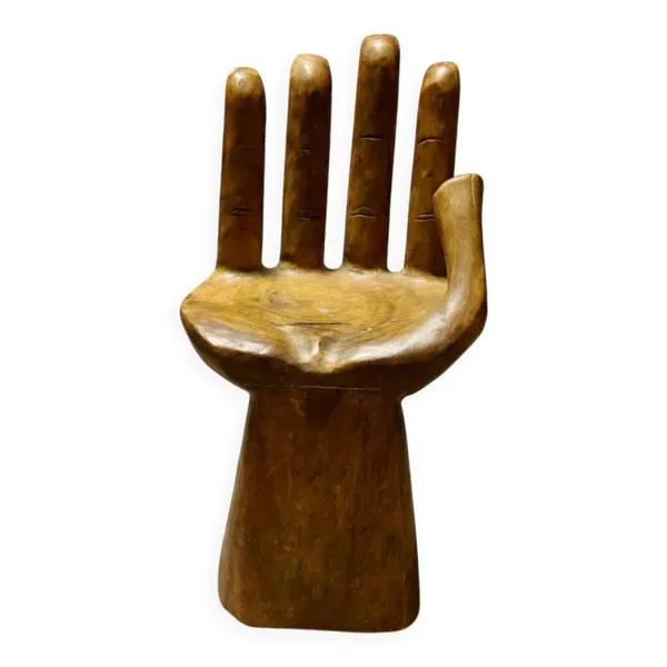 Fauteuil sculptural en bois formant une main