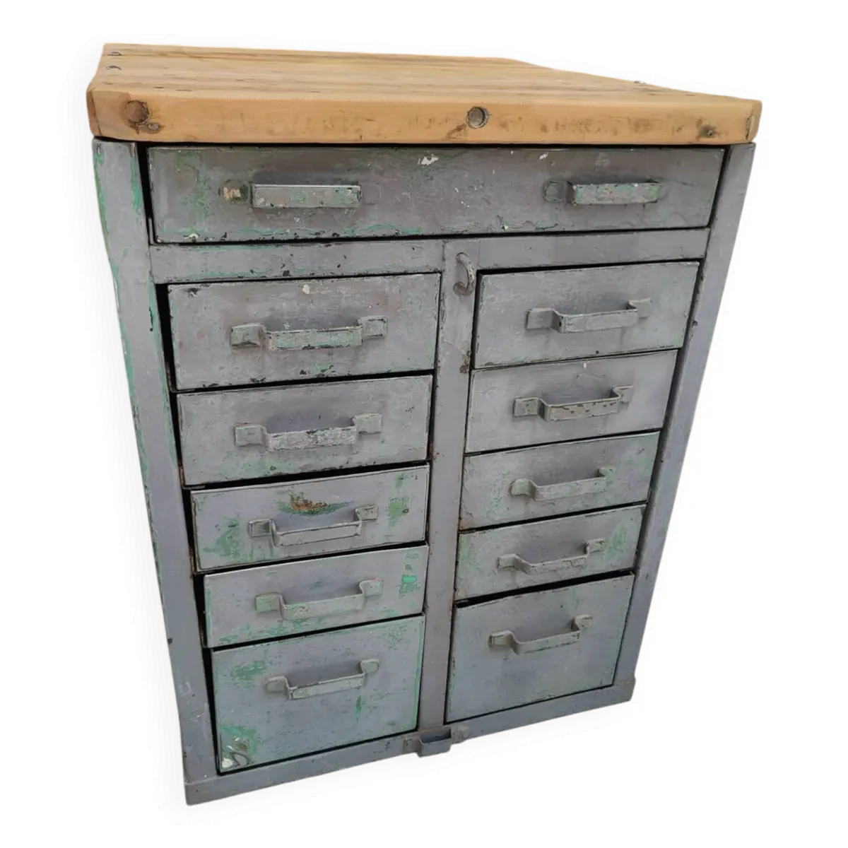 Meuble à tiroirs ancien plein de charme