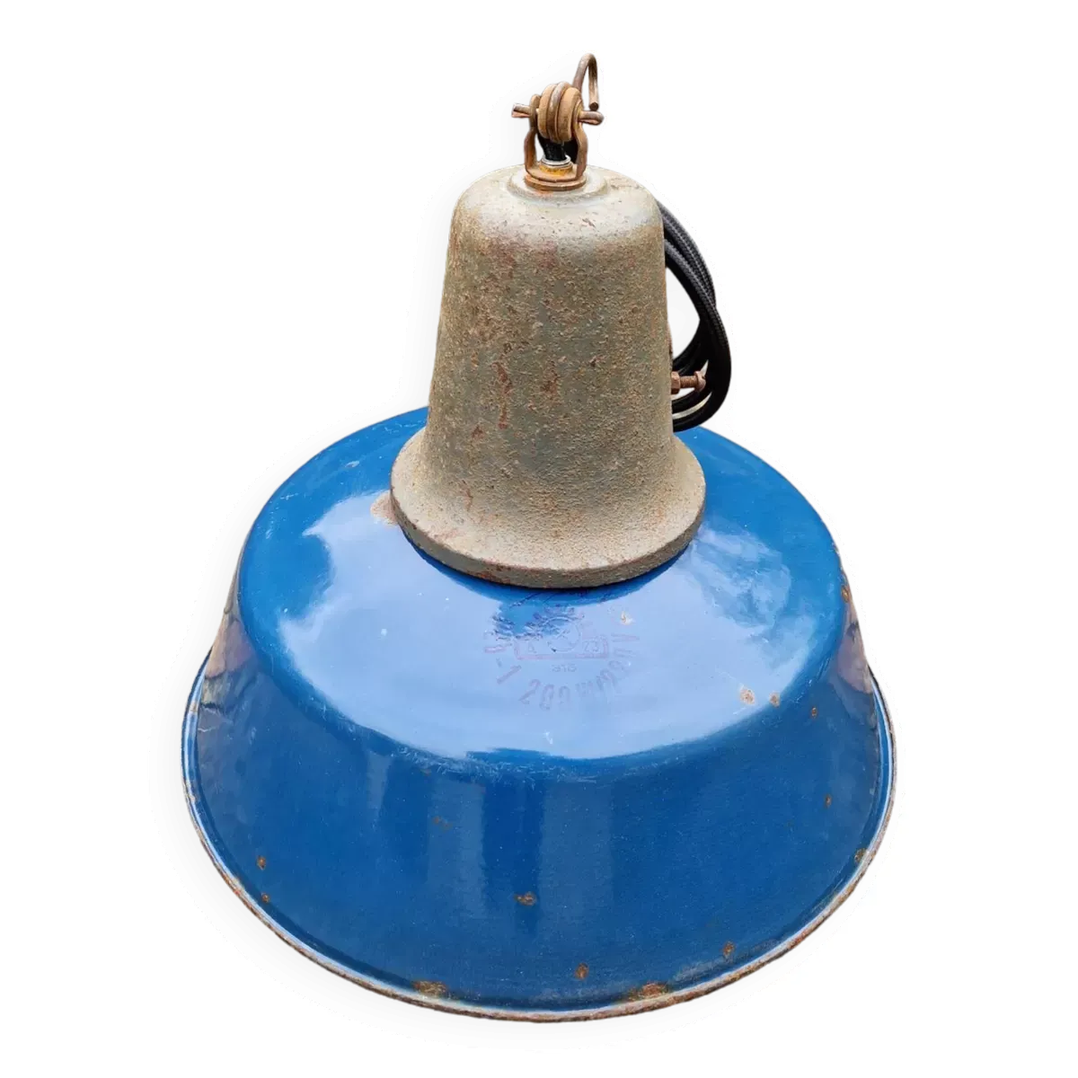 Suspension industrielle en tôle émaillée bleue et fonte, Pologne, années 1950-60
