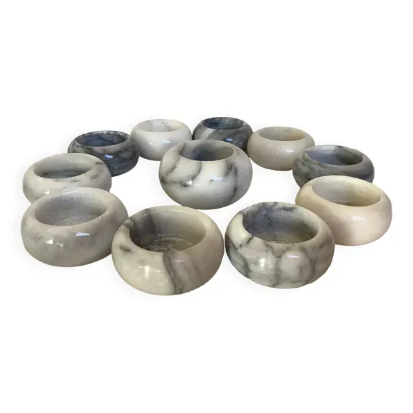 Onze bougeoirs en marbre