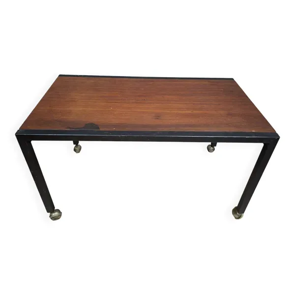 Table basse moderniste, un plateau en bois massif à une structure en métal.