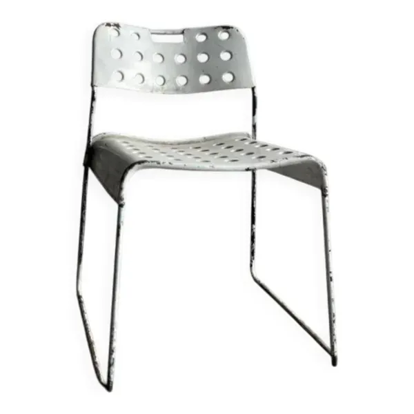 Chaise Omstak en acier laqué blanc, conçue par Rodney Kinsman pour Bieffeplast (1971). Piètement traîneau industriel.