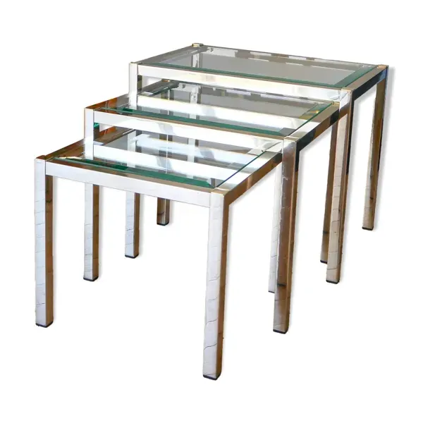 3 tables basses gigognes en laiton doré et plateaux en verre biseauté, 1980