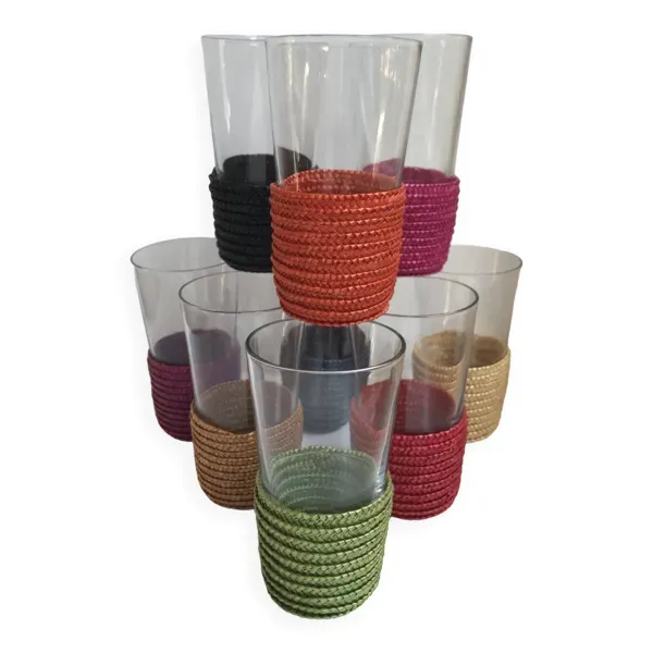 Lot de 9 petits verres avec support en rotin coloré années 70