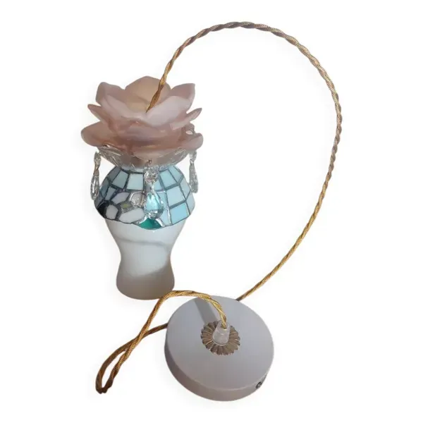 Création rose sur vitrail en pampilles et opaline