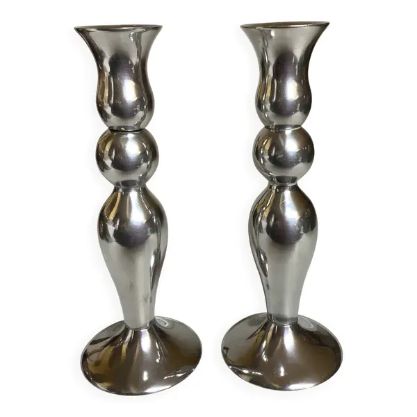 Paire de bougeoirs argentés en métal