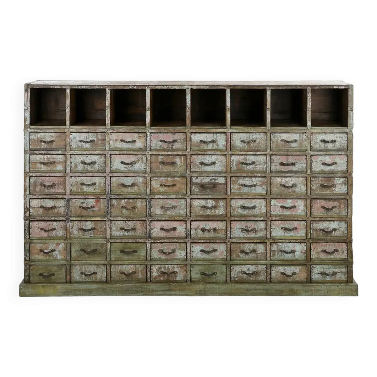 Meuble d’atelier en bois massif patiné à 56 tiroirs et 8 casiers