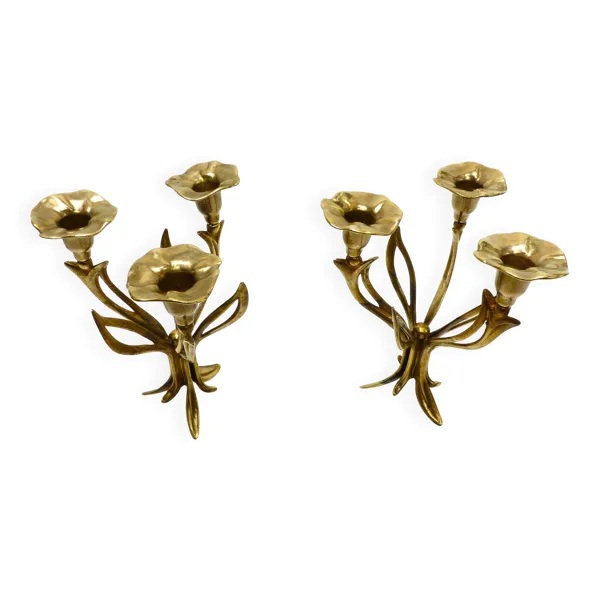 Paire de chandeliers tripodes à trois feux en laiton, décor floral organiqu