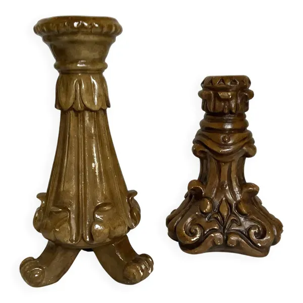 Paire de bougeoirs en plâtre peint