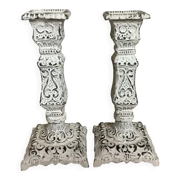 Paire de bougeoirs en fonte patinée