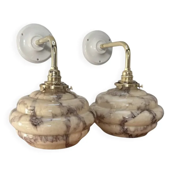 Paire d’appliques murales en opaline marbrée
