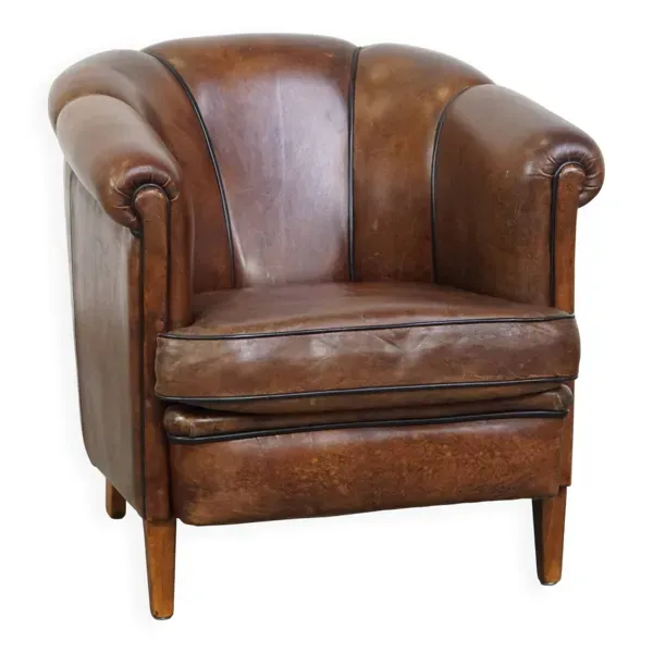 Fauteuil club en cuir de mouton foncé avec passepoil noir