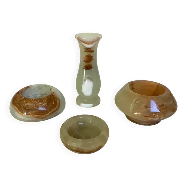 Quatre petits bougeoirs en onyx